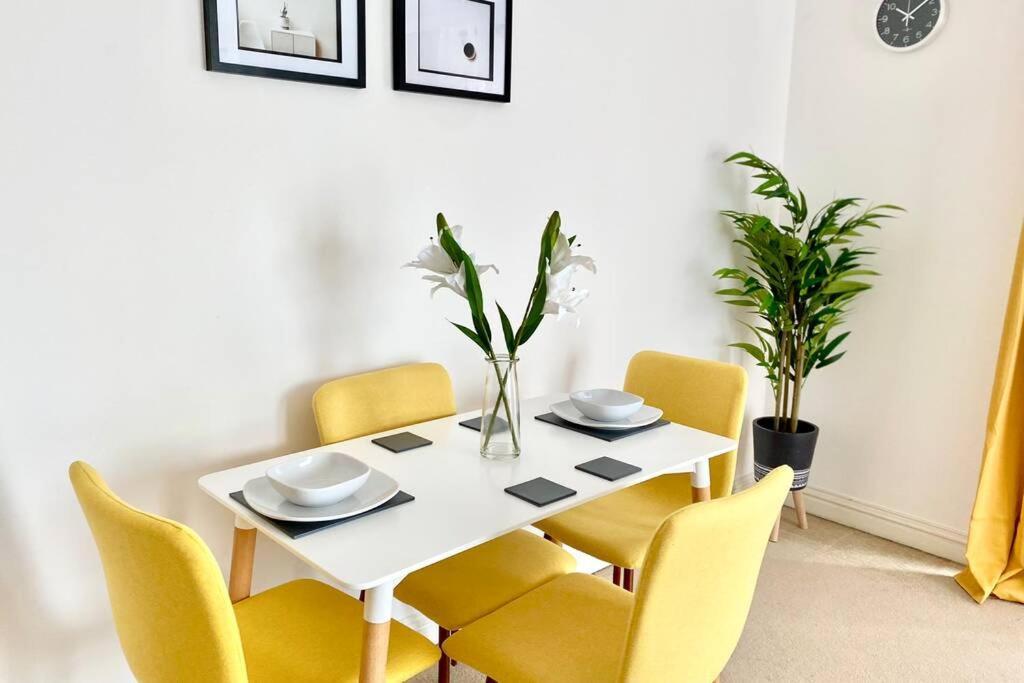 Smartrips Apartments - Lakeside/Thurrock West Thurrock Bagian luar foto