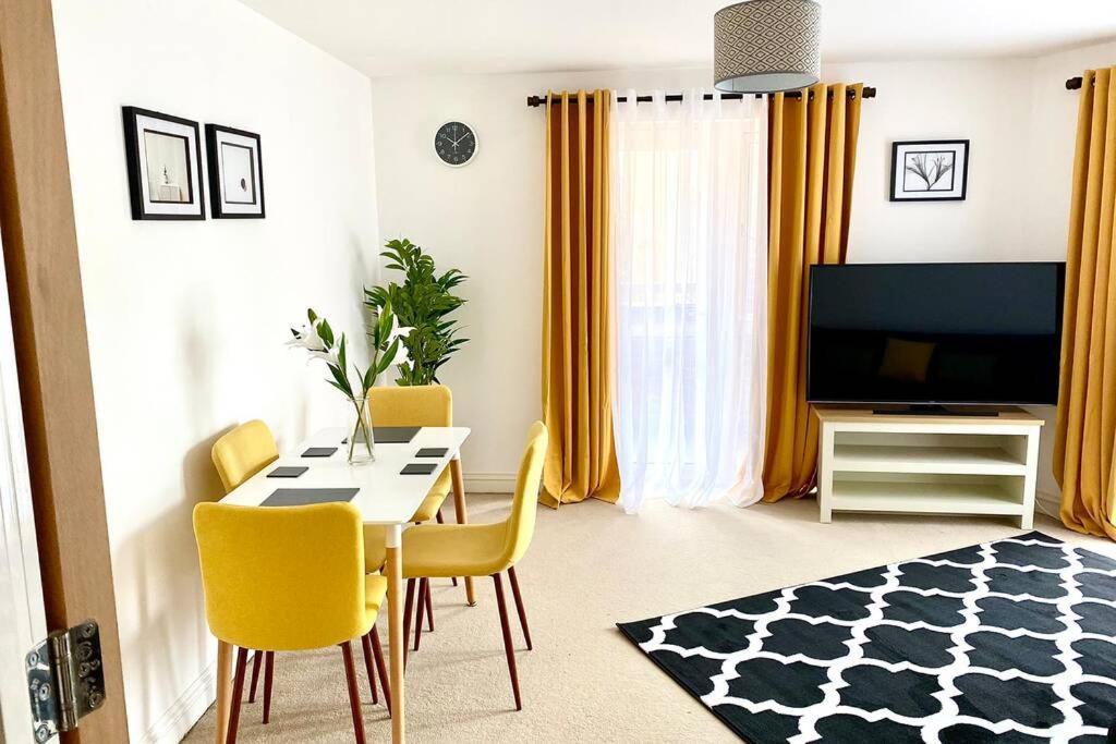 Smartrips Apartments - Lakeside/Thurrock West Thurrock Bagian luar foto